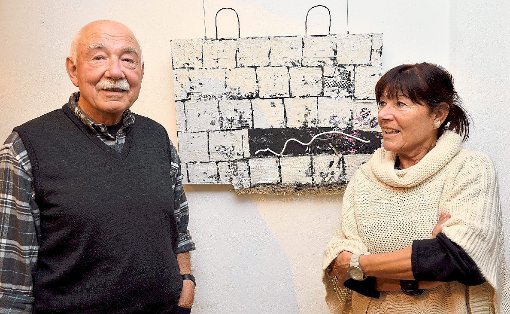 Zwei, die sich besonders gut kennen: Jürgen Sesterheim und seine Schwester Evelyne Schwarz, die ausstellende Künstlerin. Foto: Morlok Foto: Schwarzwälder-Bote