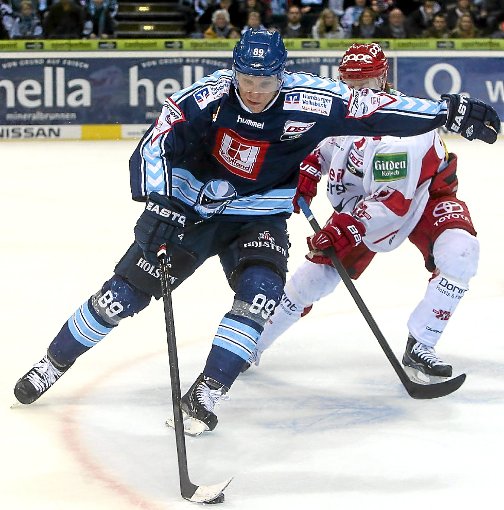 David Wolf (links) hat die Hamburg Freezers in Richtung NHL verlassen. Foto: Malte Christians Foto: Schwarzwälder-Bote