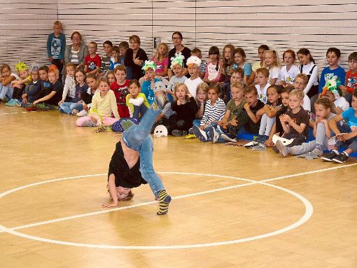 Mit spektakulären Streedance-Einlagen begeisterten die Drittklässler ihre Mitschüler.  Foto: Selter-Gehring Foto: Schwarzwälder-Bote