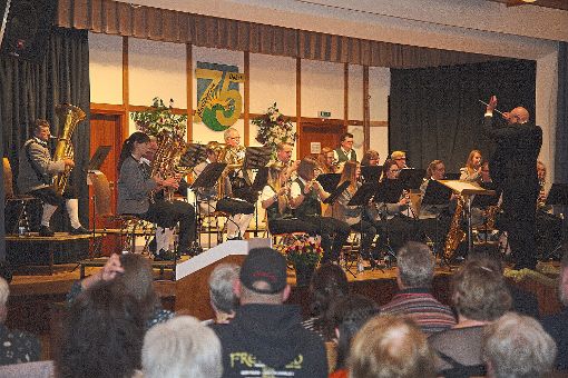 Der Musikverein Dobel spielte beim Konzert zum Muttertag im voll besetzten Kurhaus. Fotos: Helbig Foto: Schwarzwälder-Bote
