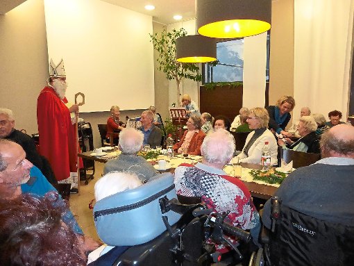 Der Nikolaus besuchte die Bewohner des Seniorenzentrums Torgasse.  Foto: Dürr Foto: Schwarzwälder-Bote