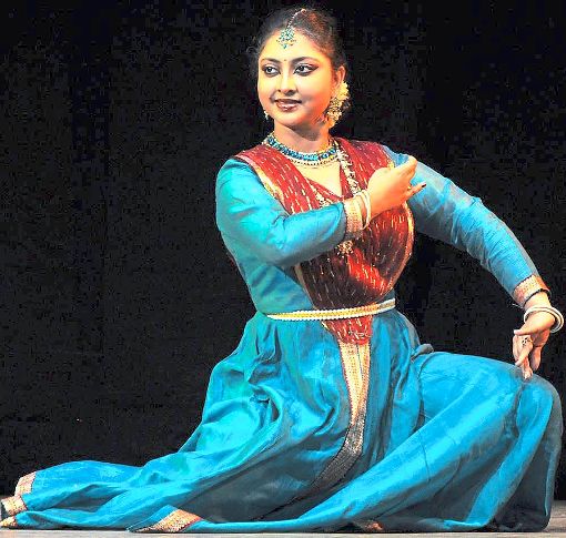 Die Kathak-Tänzerin Sohini Debnath tritt mit ihrer Fußarbeit einem Instrument gleich mit dem Rhythmus der Trommeln in einen Dialog und erzählt mit der Eleganz ihrer Bewegungen Geschichten aus der indischen Mythologie.  Foto: Promo