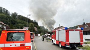 Feuerwehr nach Explosion in Wohngebiet im Großeinsatz