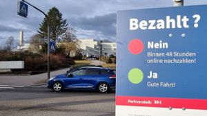 Bei der neuen Parkregelung am Schwarzwald-Baar-Klinikum werden die Kennzeichen der Autos erfasst. Die Regelung sorgt trotzdem teilweise für Verwirrung. Foto: Guy Simon