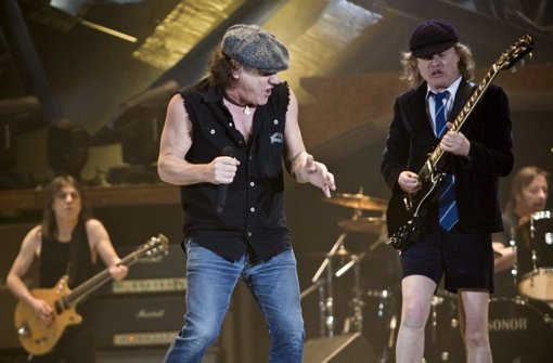 Die australische Rockband AC/DC hat bestätigt, dass Gitarrist Malcolm Young (hinten links) aus Krankheitsgründen eine Auszeit nimmt. Foto: dpa