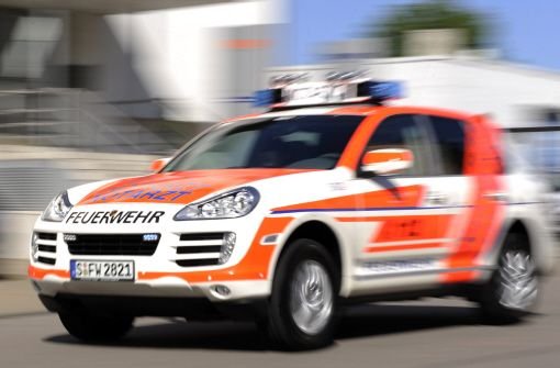 Mit schweren Verletzungen kommt ein Arbeiter nach einem Unfall in Stuttgart-Möhringen am Montag in ein Krankenhaus. Foto: dpa