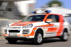 Weil ein 54-Jähriger aufgrund Sekundenschlafs mit seinem Auto in den Gegenverkehr kommt, wird ein 59-Jähriger in Böblingen schwer verletzt. Foto: dpa