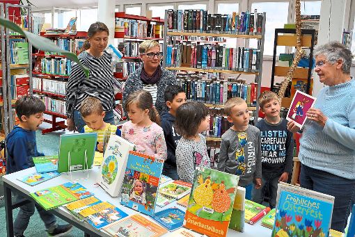Karin Völkle (rechts), Leiterin der Stadtbücherei, zeigt den Vorschulkindern aus Altoberndorf, wo die interessantesten Bücher stehen. Foto: Wagner Foto: Schwarzwälder-Bote