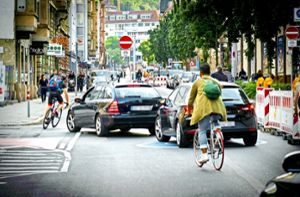 Radfahrer queren Autofahrer: Zur Feierabendzeit herrscht Durcheinander   an der Ecke Cotta-/Tübinger Straße.. Foto: Lichtgut/Achim Zweygarth