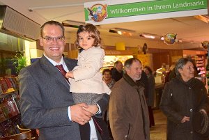 Bürgermeister Andreas Braun, hier mit  seiner zweijährigen Tochter, begrüßte am Samstagnachmittag zahlreiche Gäste.  Foto: Graf Foto: Schwarzwälder-Bote