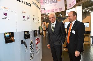 Ministerpräsident Winfried Kretschmann lässt sich von Geschäftsführer Stefan Beetz die neueste Isgus-Technik auf der CeBIT erklären.  Foto: Isgus Foto: Schwarzwälder-Bote