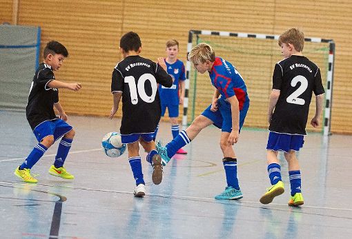E-Junioren Gruppe 5: Für den SV Heselwangen II (am Ball) und die SGM Rosenfeld II reichte es nicht zur Endrundenteilnahme. Spaß hatten die Spieler aber allemal. Foto: Peter Flaig