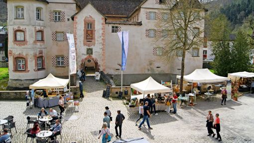 Der Blick in den Schlosshof zeigt verschiedene Stände, an denen die Besucher nach Herzenslust stöbern können. Foto: Vögele