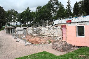 Der Wiederaufbau des Sportheims soll voraussichtlich Mitte Oktober beginnen. Foto: Köncke