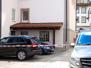Die kriminaltechnische Spurensicherung am Tatort läuft weiter.  Foto: Vaas