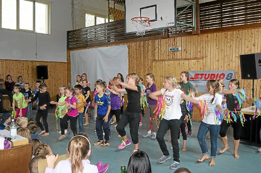 Das macht Spaß: Die Kinder tanzen Zumba. Foto: Vögele Foto: Schwarzwälder-Bote