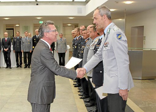 Verteidigungsminister Thomas de Maizière  (links) beförderte Dag Baehr jetzt zum Brigadegeneral.  Foto: Grauwinkel Foto: Schwarzwälder-Bote
