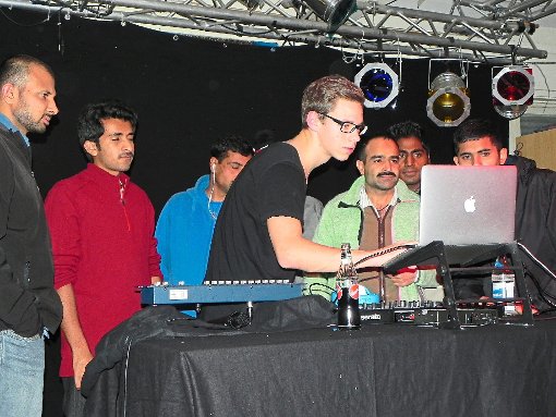 Dem DJ über die Schulter schauen durften die jungen Flüchtlinge bei der Party in Freudenstadt.  Foto: Blaich Foto: Schwarzwälder-Bote