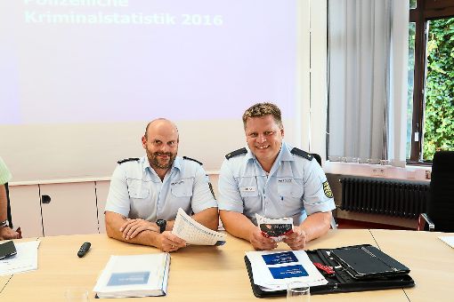 Günter Sanzi (links), Leiter des Polizeipostens Gäu, und Nils Junker, Leiter des Herrenberger Polizeireviers. Foto: Geisel Foto: Schwarzwälder-Bote