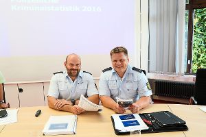 Günter Sanzi (links), Leiter des Polizeipostens Gäu, und Nils Junker, Leiter des Herrenberger Polizeireviers. Foto: Geisel Foto: Schwarzwälder-Bote