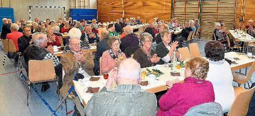Obwohl einige Tische gut gefüllt waren, hätten noch einige Senioren in der Halle Platz gefunden. Foto: Morlok Foto: Schwarzwälder-Bote