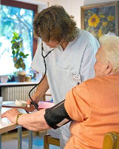 Der Bedarf an Pflege nimmt zu. Foto: Bockwoldt Foto: Schwarzwälder-Bote