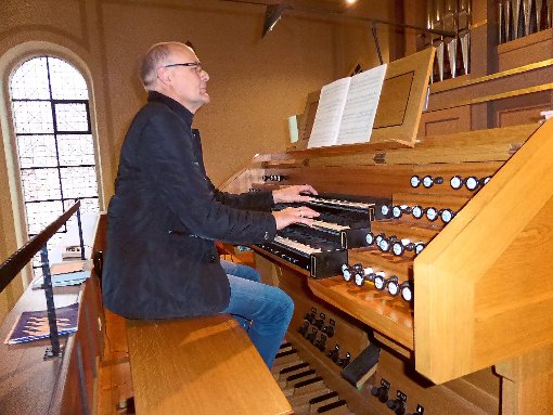 Martin Schoch spielte bei der Orgelmatinee unter anderem die Fanfare   des Komponisten Théodore Dubois.  Foto: Schmid Foto: Schwarzwälder-Bote