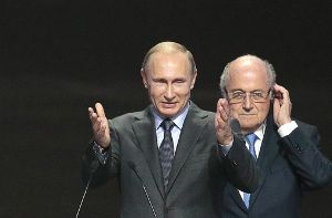 Männerfreunde Putin (li.), Blatter bei einer Pressekonferenz in St. Petersburg Foto: dpa
