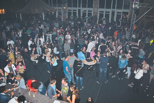 DJ Michael Leupold hatte das Partyvolk mit seinen Hits fest im Griff. Über 800 Besucher feierten begeistert mit. Foto: Bantle Foto: Schwarzwälder-Bote