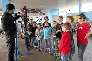 Christof Schrahe zeigt den Kindern, wie sie Bremsen, Licht und Co. auf ihre Funktion prüfen können. Foto: Geisel Foto: Schwarzwälder-Bote