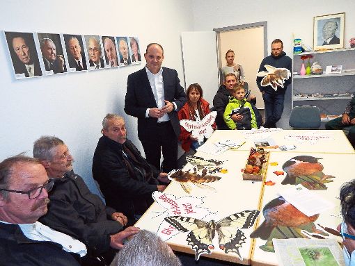 Stefan Teufel (stehend) empfängt eine Grünen-Delegation zum Thema Glyphosat. Foto: Marcel Foto: Schwarzwälder-Bote