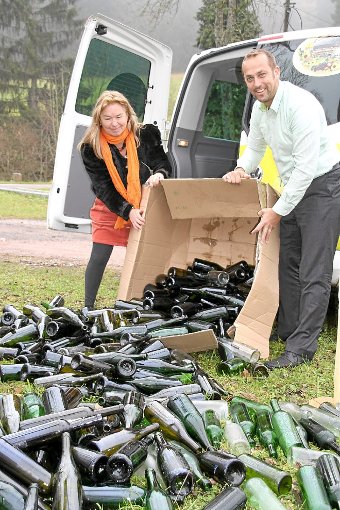 Rund 500 Sekt- und Weinflaschen hat Hotelier Jörg Möhrle von der Tanne in Tonbach angekarrt. Architektin Sabine Rothfuß freut sich darüber.  Foto: Glashütte Foto: Schwarzwälder-Bote