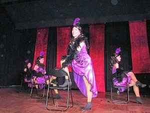 Simone König präsentierte mit ihrer Dance for Fun-Gruppe fesche Cancan-Tänzerinnen.  Foto: Preuß Foto: Schwarzwälder-Bote
