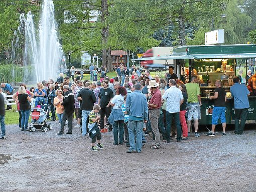 Im Kurpark ließen es sich die  Sommerfest-Besucher am Getränkestand und zur Musik der Band top team gut gehen.   Foto: Ziegelbauer Foto: Schwarzwälder-Bote