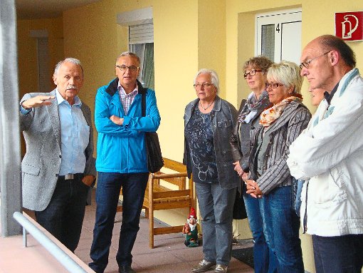 Gerhard Kiechle (links) erläutert den Besuchern aus Villingendorf die Gebäude und Anlagen, die von der Bürgergemeinschaft betrieben werden.  Foto: Gemeinde Foto: Schwarzwälder-Bote
