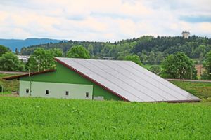 Tiefgezogene Dächer von landwirtschaftlichen Gebäuden auf der Baar  sind Zeugen einer hohen Solarförderung in der Vergangenheit.   Fotos: Vollmer Foto: Schwarzwälder-Bote
