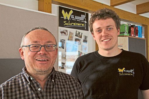 Schreiner Günter Wolf (links) hat seinen Betrieb an Markus Gunst verkauft. Foto: Vollmer Foto: Schwarzwälder-Bote