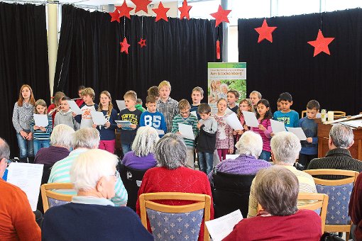 Die  Schüler wünschen den Senioren mit ihrem Lied fröhliche Weihnachten. Foto: Steinmetz Foto: Schwarzwälder-Bote