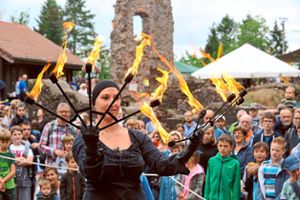 Eine spektakuläre  Feuershow gehörte zum Programm des Burgfests auf der Geroldseck.  Foto: Baublies