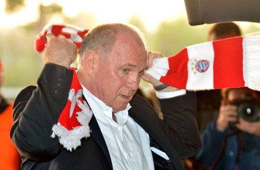 Uli Hoeneß legt sich den Bayern-Schal wieder um. Foto: dpa