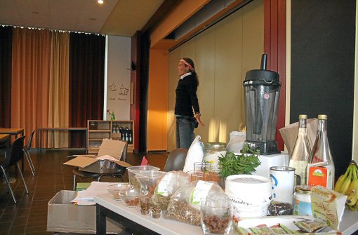 Sanna Almstedt sprach nicht nur über alternative Lebensmittel. sondern bereitete auch Getränke zum Kosten. Foto: Hübner Foto: Schwarzwälder-Bote