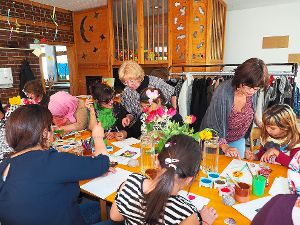Mütter und Kinder aus Flüchtlingsfamilien malen gemeinsam mit den Vöhringer Frauen unter der Anleitung von Brigitte Vosseler. Foto: Vögele Foto: Schwarzwälder-Bote