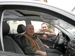 Peter (links) und Michael Batsch sind mit ihrem Taxiunternehmen auch auf Krankenfahrten angewiesen.  Foto: Lajko