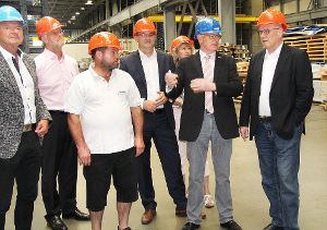 Beim Rundgang durch die Halle von Bucher Stahlhandel: die Abgeordneten Stefan Teufel (Vierter von rechts) und Volker Kauder (rechts).  Foto: CDU Foto: Schwarzwälder-Bote