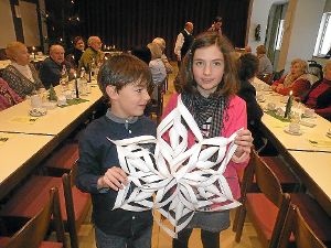 Beim Adventsnachmittag der Kolpingsfamilie konnten die Kinder herrliche Papiersterne basteln. Foto: Pfister Foto: Schwarzwälder-Bote