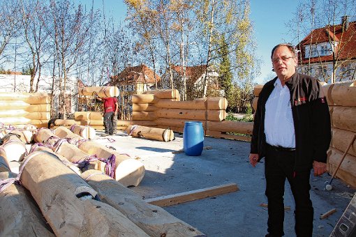 Winfried Grohmann auf der Baustelle seiner Blockhaus-Praxis an der Hauptstraße in Hüfingen. Die Bauarbeiten haben diese Woche begonnen und sind voraussichtlich im April 2016 beendet. Foto: Falke Foto: Schwarzwälder-Bote