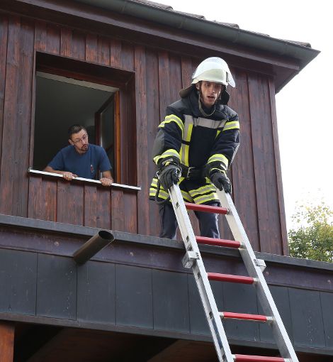 Menschenrettung aus einem schwierig zugänglichen Fenster war eine der Aufgaben für die Rexinger Feuerwehr.  Foto: Wagner Foto: Schwarzwälder-Bote