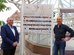 Werner Glässel (links) und Edgar Bukenberger vom Dehoga vor einer der neu gestalteten Tafeln.  Foto: Breitenreuter Foto: Schwarzwälder-Bote