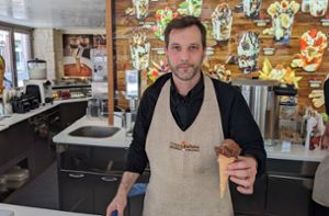 Cristian Tonini vom Lahrer Eiscafé „Crema Caffé & Gelato“ präsentiert die neue Sorte „Santos“. Foto: Blessing