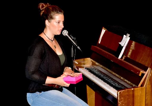 Liese-Lotte Lübke   mit einer rosa Kiste voller ganz persönlicher Träume ihres Publikums.  Foto: Morlok Foto: Schwarzwälder-Bote